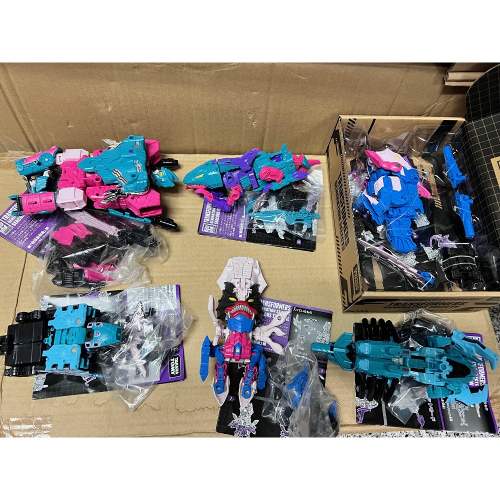 TakaraTomy Transformers GenerationsTentakil Exclusive Seacons and King Poseidon (USED)